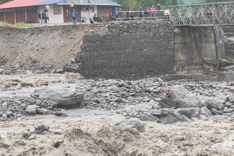 बाढीले मेलम्ची खानेपानी मुहान जाने सडक अवरुद्ध