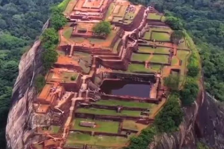 श्रीलंकामा बिशाल ढुंगामा 'रावणको दरबार', ८ सय फिट माथी पाैडी पाेखरी