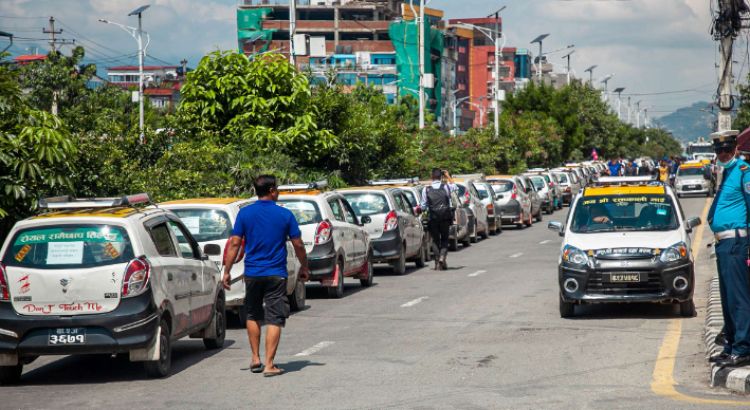 भारतीय गाडीलाई निषेधको माग राख्दै आन्दोलित ट्याक्सी चालक