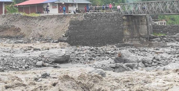 बाढीले मेलम्ची खानेपानी मुहान जाने सडक अवरुद्ध
