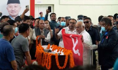 सुवासको पार्थिव शरीर पार्टी कार्यालय च्यासलमा, अध्यक्ष ओलीले ओढाए झण्डा