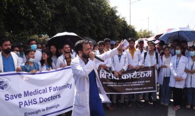 डाक्टरमाथि भएको कुटपिट विरोधमा डाक्टरहरु सडकमा