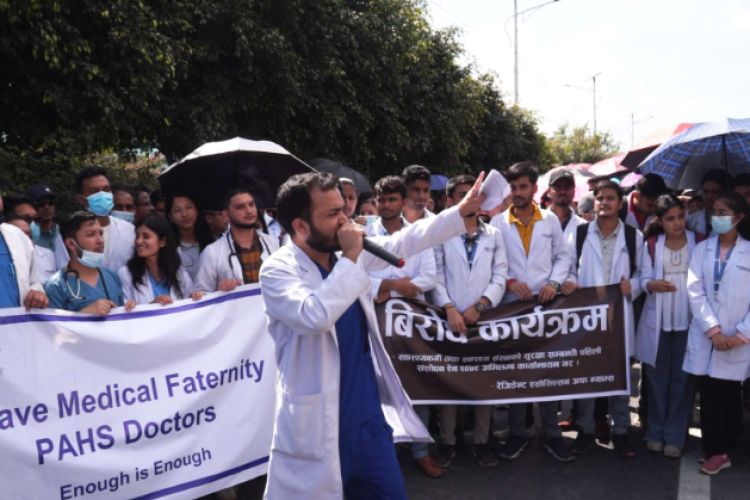 डाक्टरमाथि भएको कुटपिट विरोधमा डाक्टरहरु सडकमा