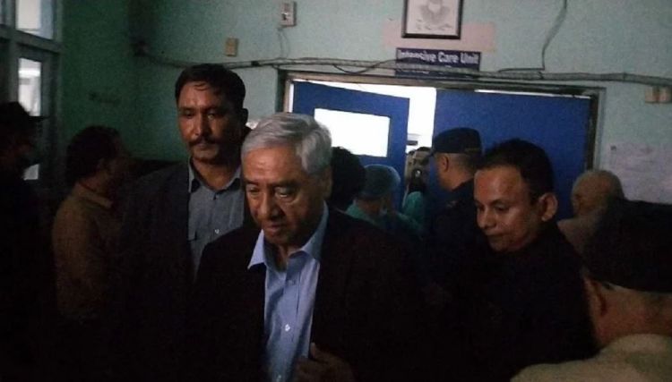 सहमहामन्त्री यादवको स्वास्थ्य अवस्था बुझ्न देउवा पुगे ट्रमा सेन्टर