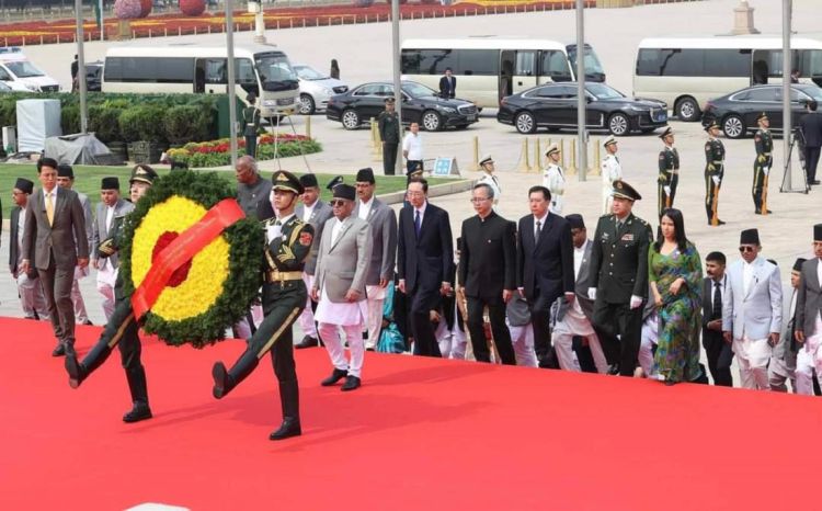 प्रधानमन्त्री प्रचण्डद्वारा चीनको राष्ट्रिय स्मारकमा पुष्पगुच्छा अर्पण