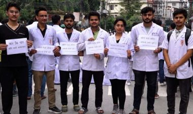 दोस्रो दिन पनि आन्दोलनमा केएमसी अस्पतालका डाक्टर