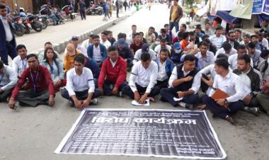 स्थानीय तह कर्मचारी एकीकृत निजामती ऐन माग गर्दै सडकमा
