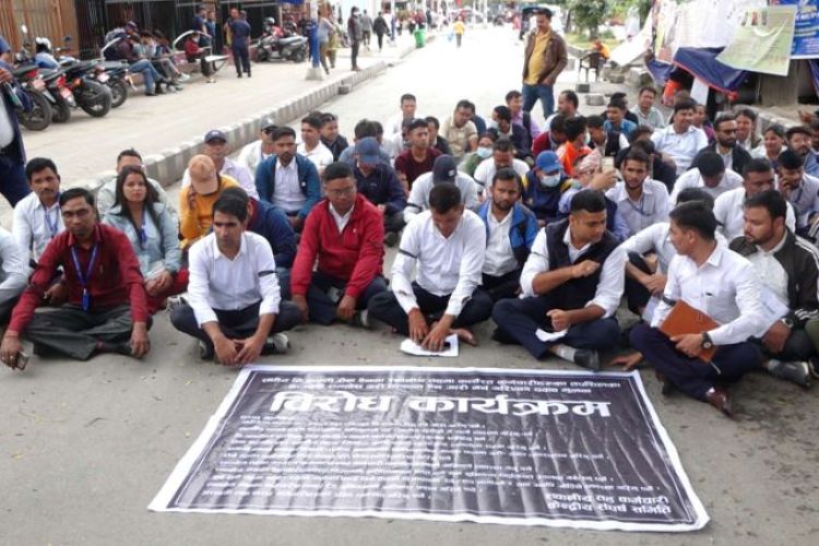 स्थानीय तह कर्मचारी एकीकृत निजामती ऐन माग गर्दै सडकमा