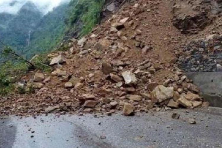 अविरल वर्षाको कारण म्याग्दीको मुख्य सडक अवरुद्ध