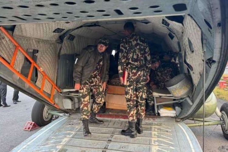 मेडिकल टोलीसहित प्रधानमन्त्री दाहाल भूकम्प प्रभावित क्षेत्रतर्फ प्रस्थान