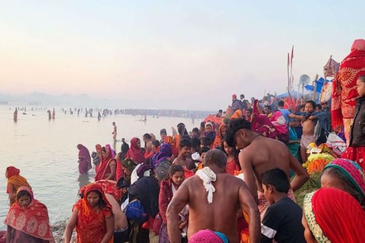 कमला नदीमा धामी झाँक्रीसहितको अनौठो भूत मेला