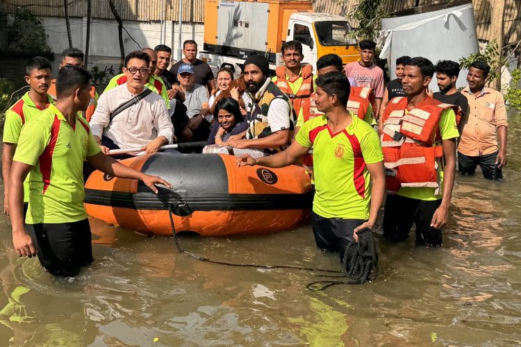 २४ घन्टासम्म चक्राबत मिचुआङमा फसे अमिर खान, रेस्क्यु टोलीले गर्यो उद्दार