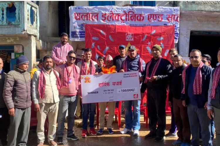 डिशहोमको ‘हरेक हप्ता सुपरस्टार सिजनकै मेगास्टार’ अभियानका विजेता थापालाई पुरस्कार प्रदान