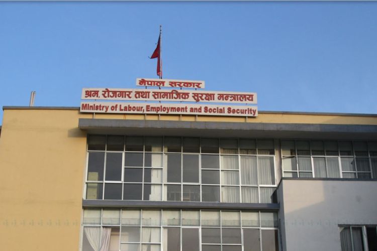फ्री भिसा, फ्री टिकटमा श्रमिकहरू पठाउने नीति खारेज गर्दै सरकार