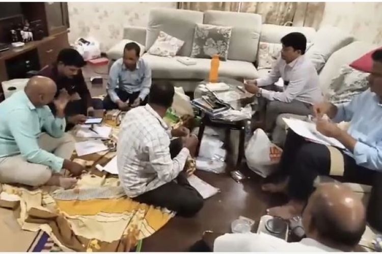 १६० करोड अबैध सम्पति कमाउने भारतीय कर्मचारीको घरमा छापा