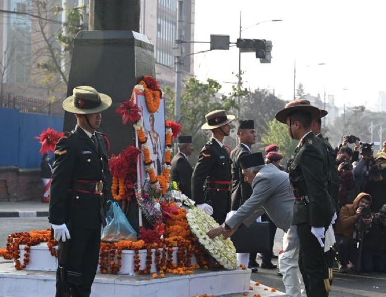 राष्ट्रपति पौडेलद्धारा पृथ्वीनारायण शाहको शालीकमा माल्यार्पण