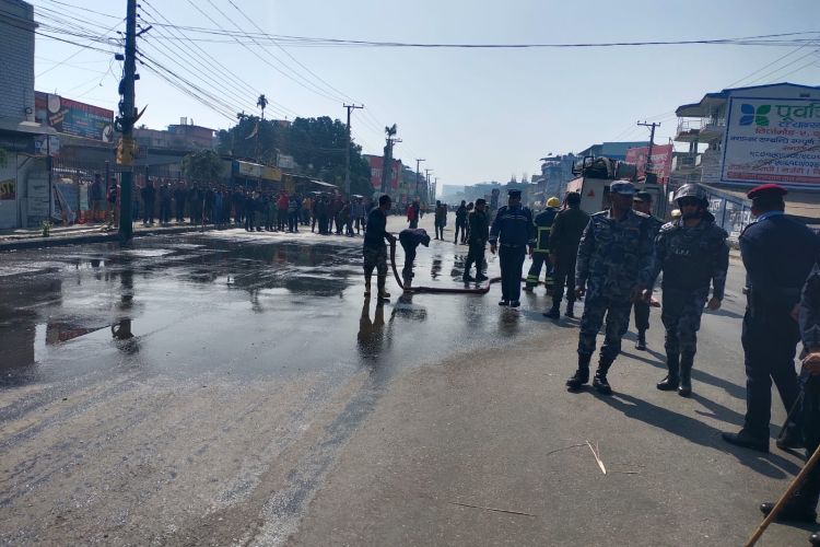 ट्रकको ठक्करबाट मोटरसाइकल चालकको मृत्यु, स्थानीयले लगाए ट्रकमा आगो