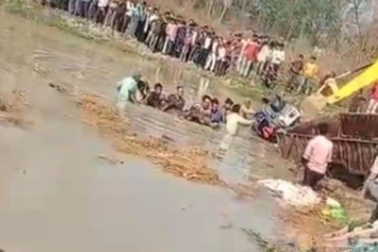 गंगा नुहाउन गएका तिर्थयात्री बोकेको ट्याक्टर तालमा खस्दा १५ को मृत्यु