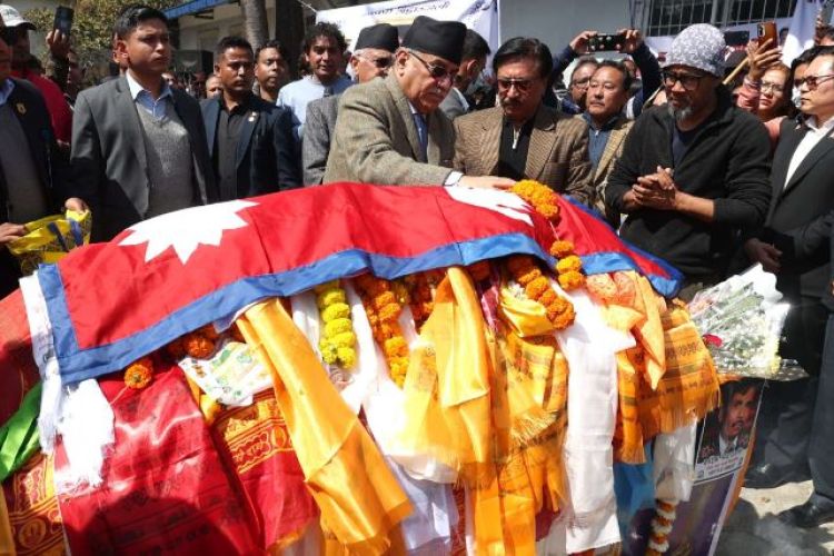 प्रधानमन्त्रीद्वारा भक्तराज आचार्यको पार्थीव शरीरमा राष्ट्रिय झन्डा ओढाए सम्मान व्यक्त