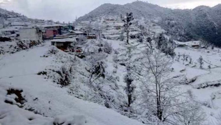 जुम्लामा आज बिहानैदेखि हिमपात, किसान भए खुसी