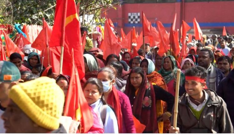 मिटरब्याज पीडितलाई भृकुटीमण्डपबाट हटाउन पुगे प्रहरी
