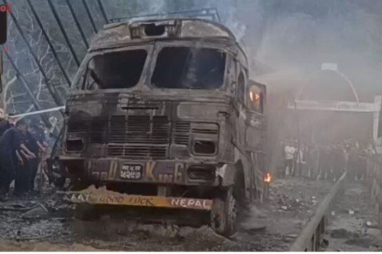 ट्रकमा लागेको आगो सल्केर कर्णाली पुलमा क्षतिः  केही दिनका लागि सवारी आवागमन बन्द 