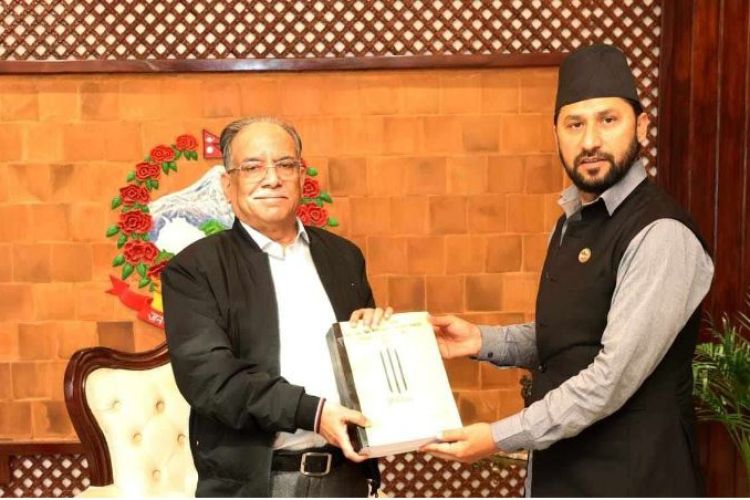  प्रधानमन्त्रीलाई गृहमन्त्रीले बुझाए सुन तस्करी सम्बन्धी जाँचबुझ आयोगको प्रतिवेदन