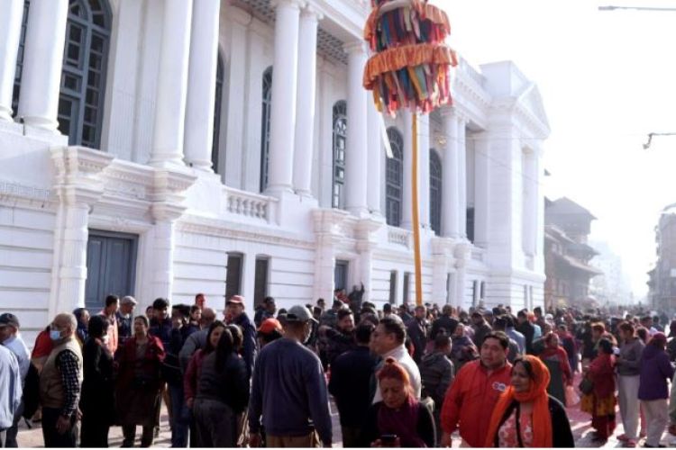 बसन्तपुरमा ठड्याइयो चीर, रङको पर्व होली सुरू