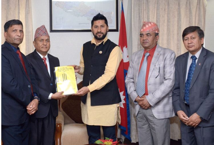 सुन तस्करीबारे छानबिन गर्न बनेको आयोगले गृहमन्त्रीलाई बुझायो प्रतिवेदन