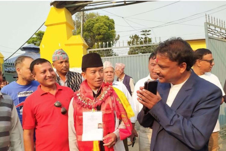 उपनिर्वाचन: इलाममा प्रमुख दलका उम्मेदवारले गरे मतदान 