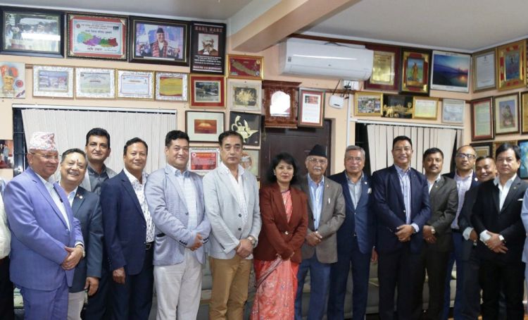चेम्बर टोली ओली निवासमा, शिथिल अर्थतन्त्रलाई ट्रयाकमा ल्याउन आग्रह