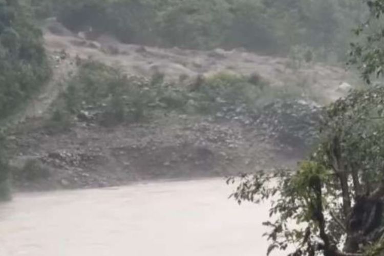 पहिरोले ताप्लेजुङमा उपाध्यक्षको घर बगायो, बुवा र आमासहित चार जनाको मृत्यु