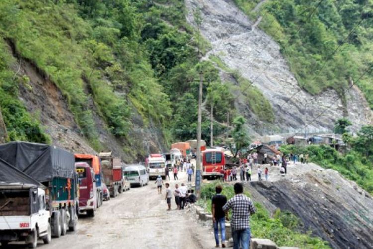 पहिरोका कारण अवरुद्ध नारायणगढ–मुग्लिन सडक दुइतर्फी सञ्चालन