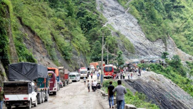 पहिरोका कारण अवरुद्ध नारायणगढ–मुग्लिन सडक दुइतर्फी सञ्चालन