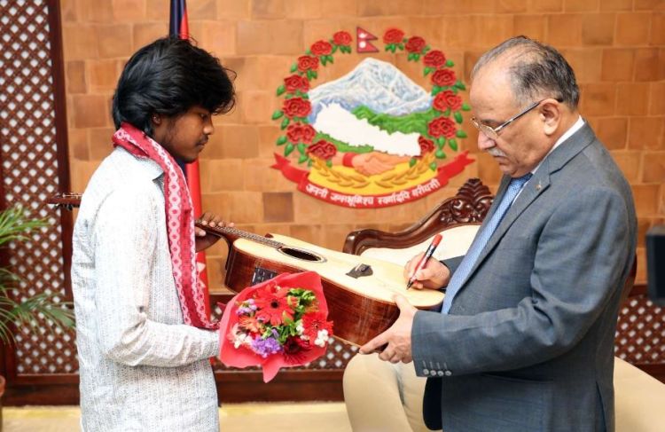 नेपाल आइडलका टाइटल विजेता परियारलाई प्रधानन्त्रीले भेटेरै दिए गितार उपहार  