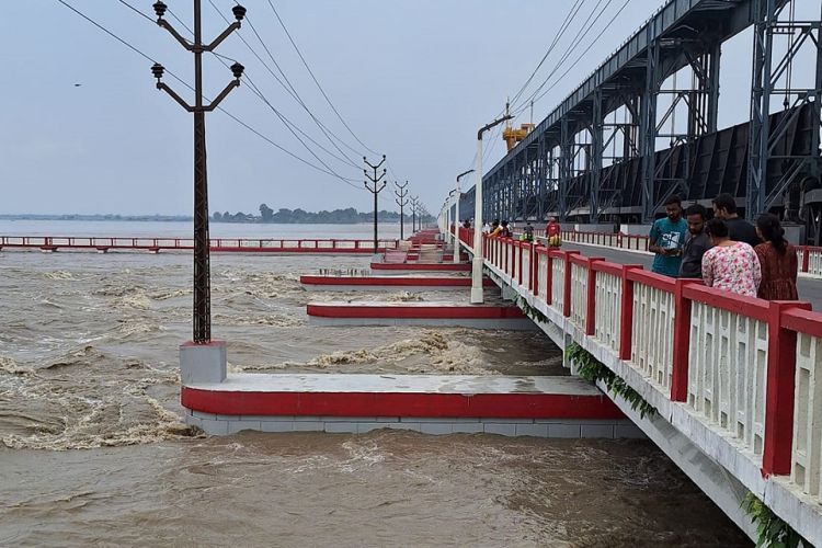 घट्यो सप्तकोशीमा पानीको बहाव, ४२ ढोका खुला