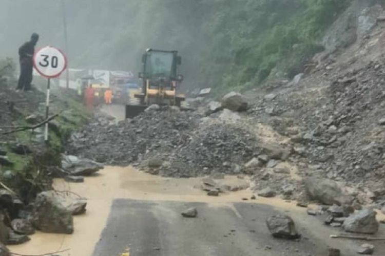 मौवाखोलामा पहिरो खस्दा पृथ्वी राजमार्ग अवरुद्ध, सडक एकतर्फी
