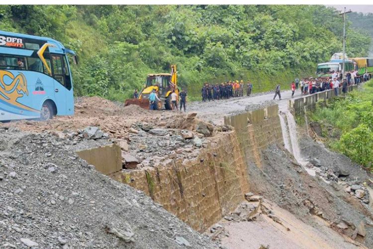 गणपती डिलक्स बसको टिकट काटेका ३१ यात्रु मध्ये १४ जनाको नाम सार्वजनिक