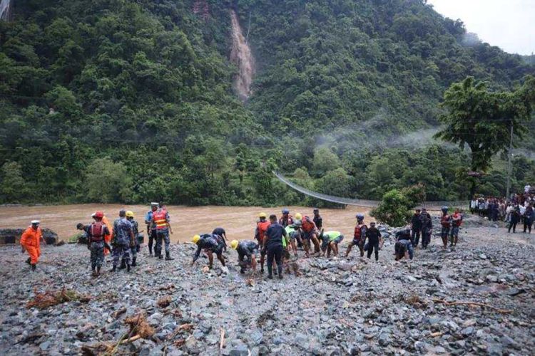 सिमलताल बस दुर्घटना : नारायणी नदी किनारमा अहिलेसम्म ११ जनाको शव भेटियो