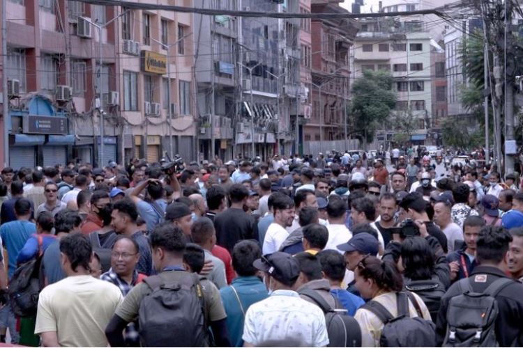 न्यूरोड क्षेत्रको फुटपाथ विस्तारको कार्यमा स्थानीयको अवरोध