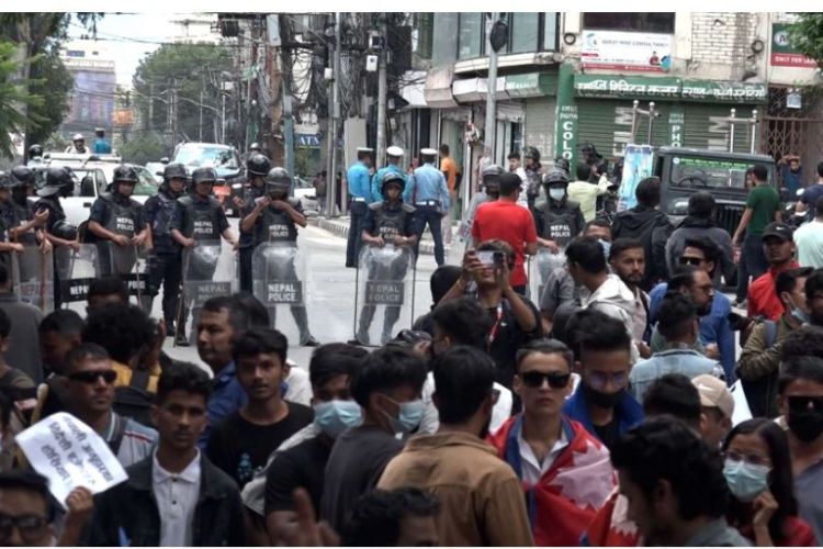भ्रष्टाचार र भ्रष्टाचारी दुवैलाई निर्मूल गर्न मागसहित युवाहरुद्वारा बालुवाटार घेराउ