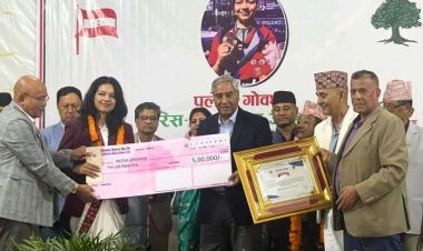 पलेशालाई कांग्रेसले गर्यो पाँच लाख रुपैयाँसहित सम्मान 