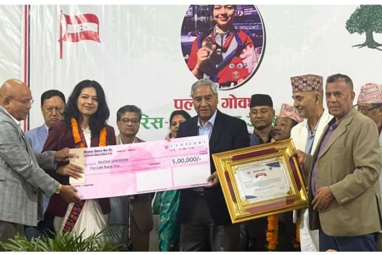 पलेशालाई कांग्रेसले गर्यो पाँच लाख रुपैयाँसहित सम्मान 