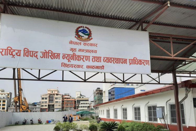 आज र भोली रात्रि बस नचलाउन निर्देशन