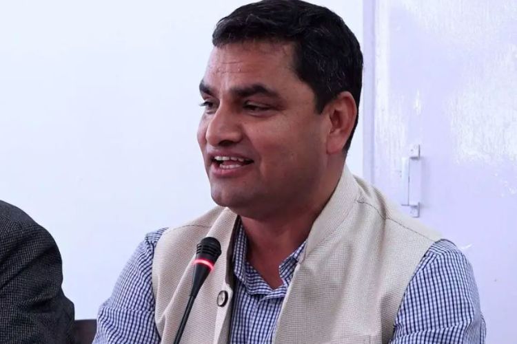 विपद्पछि स्वास्थ्यकर्मीहरुले गरिरहेको कामको अवलोकन गर्दै स्वास्थ्यमन्त्री पौडेल 