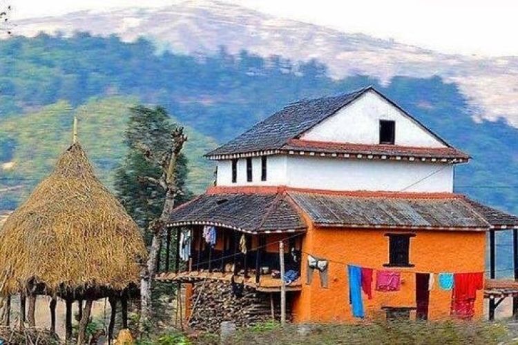 हराउँदै दशैँ आएपछी गाउँघरमा माटो र कमेरोले घर रंग्याउने चलन