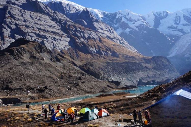 चलायमान बन्दै प्रथम अन्नपूर्ण आधार शिविर पदमार्ग, संरचना अभाव