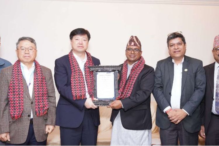 पर्यटनमन्त्री पाण्डेद्वारा विश्वविख्यात चिनियाँ वैज्ञानिकलाई सम्मान