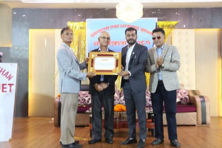  खानेपानीमन्त्री यादवलाई मेलम्चीको पानी ल्याउन सफल भएको भन्दै सम्मान