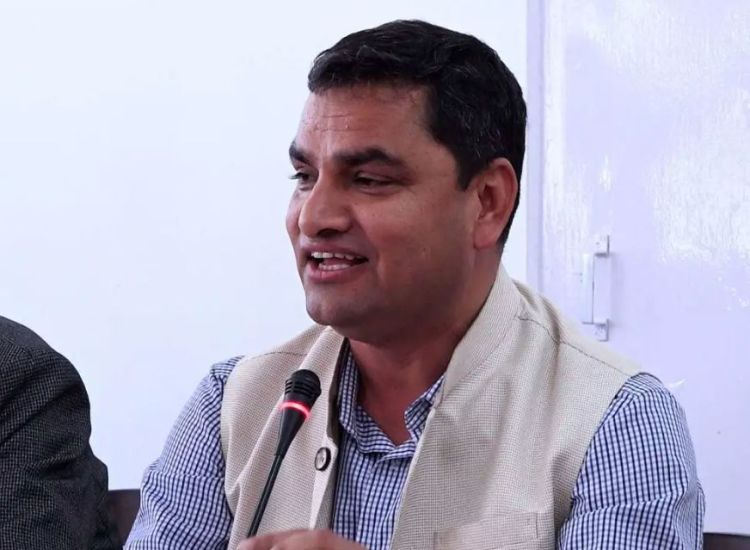विपद्पछि स्वास्थ्यकर्मीहरुले गरिरहेको कामको अवलोकन गर्दै स्वास्थ्यमन्त्री पौडेल 
